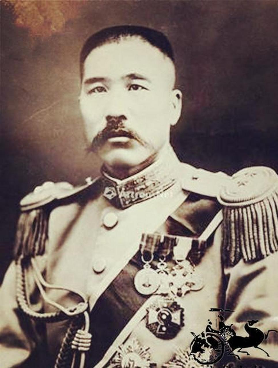 张宗昌和张作霖把酒言欢，张宗昌让自己的几个姨太太作陪，喝了3斤白酒后，两人都有些