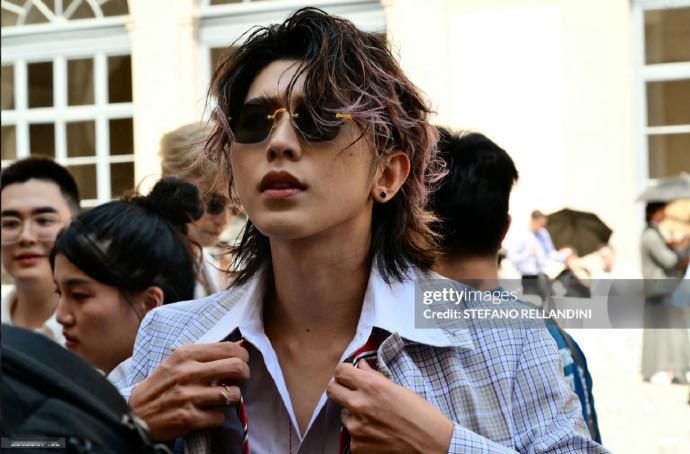 G社是蔡徐坤站姐吧谁能懂蔡徐坤生图的含金量！G社拍出来的照片跟精修图毫无区别甚至
