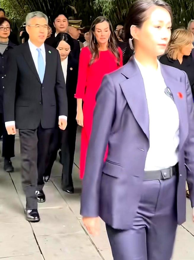 新华社消息显示，西班牙王后莱蒂齐亚今抵成都望江楼公园，端着盖碗茶与市民闲聊，却被