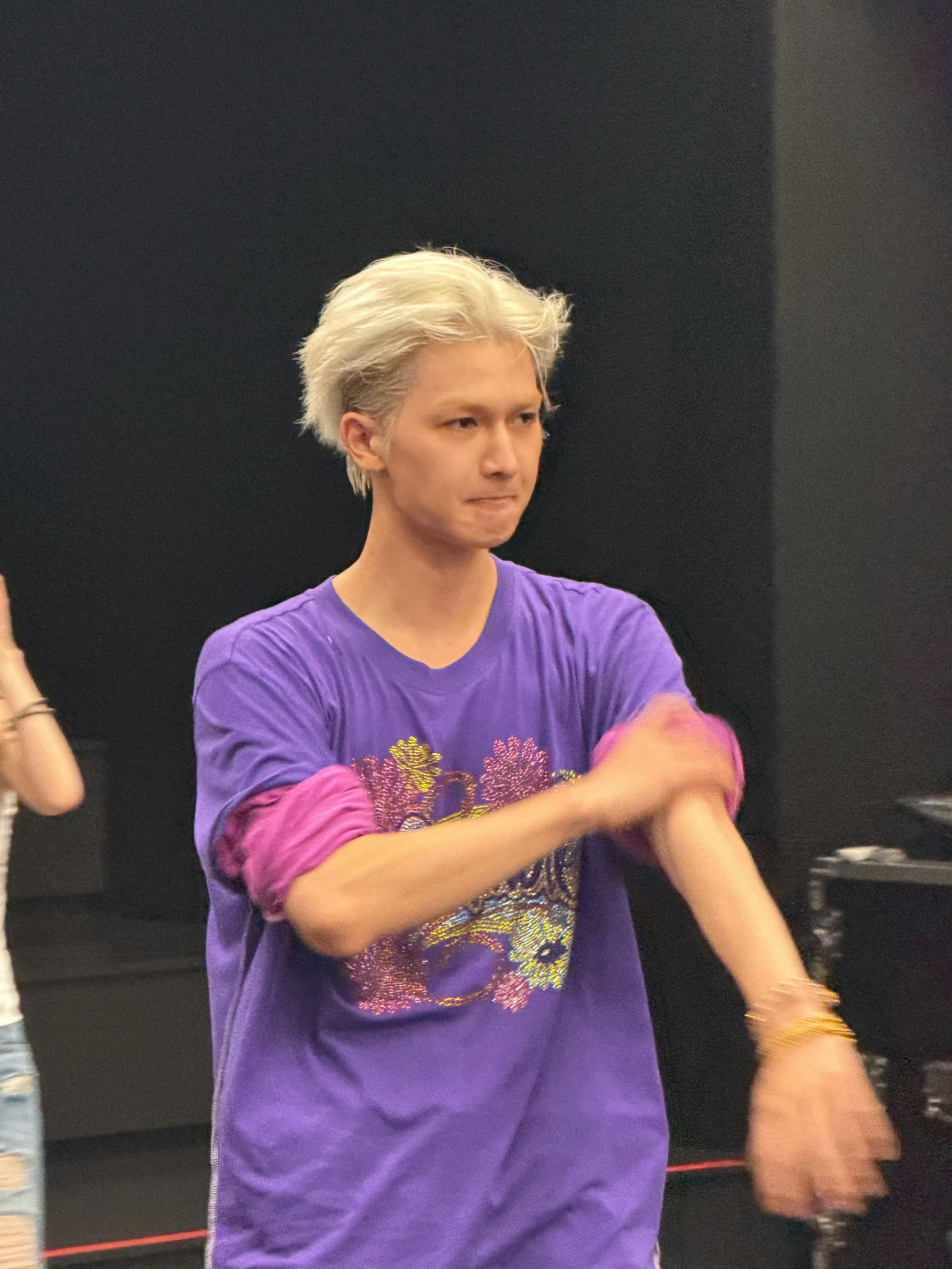 天呐人家背心你还是两件衣服来着裤子还那么厚你不热谁热不过这种撸起袖子就是跳