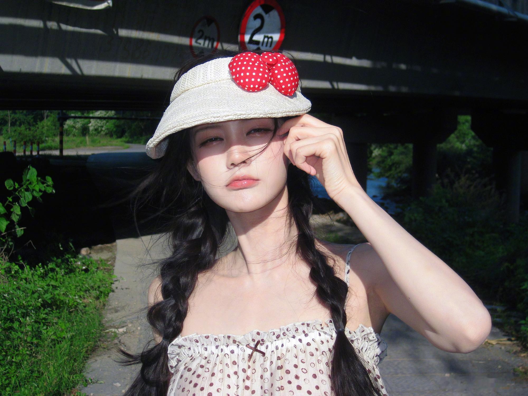 李一桐古乐风华录李一桐美人余这组元气户外照太美啦✨双麻花搭配红波点蝴蝶结，清甜