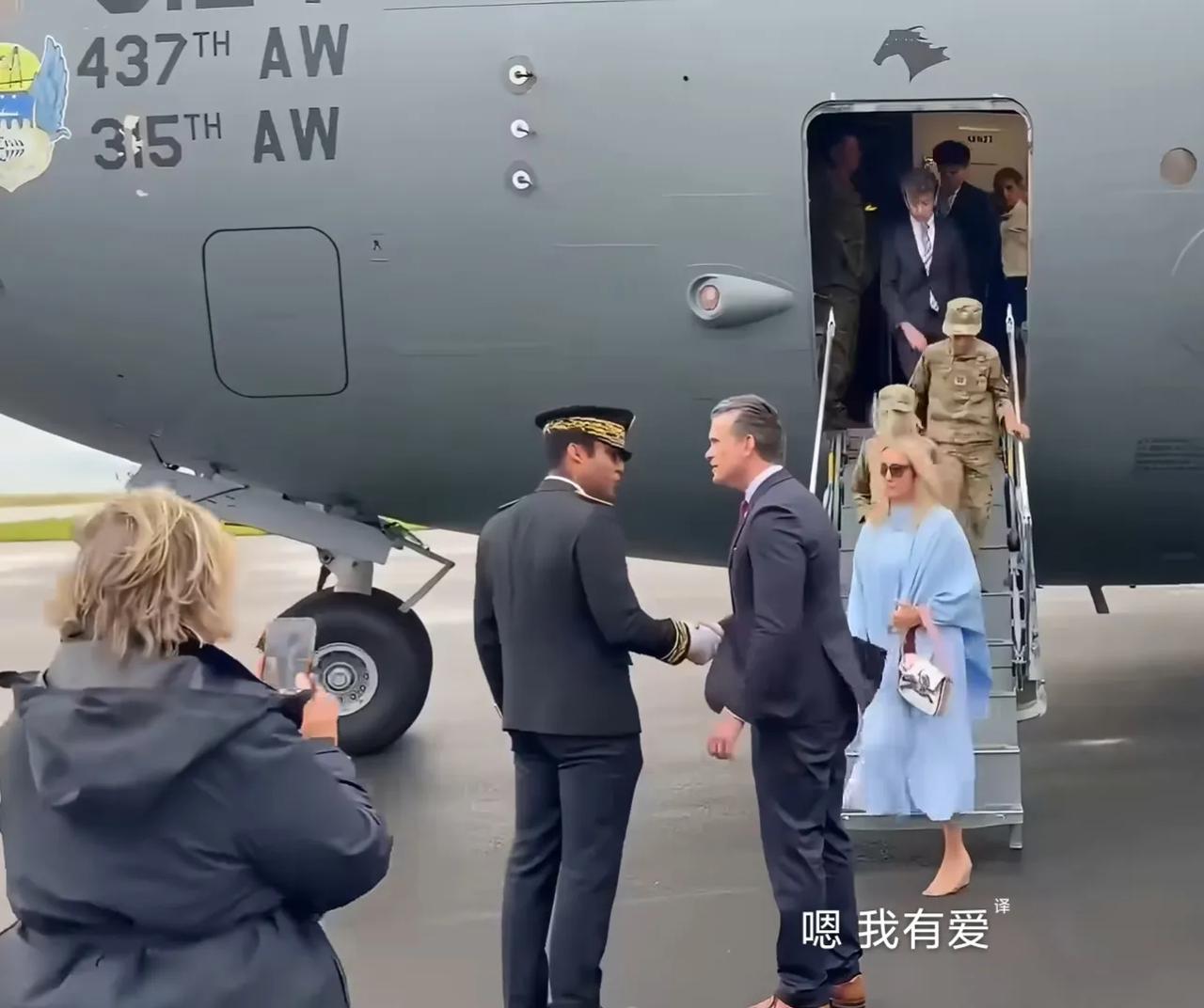 美国战争部长赫格塞斯日前访问法国，带着老婆和6个子女。这趟全家出动的公费旅游，别