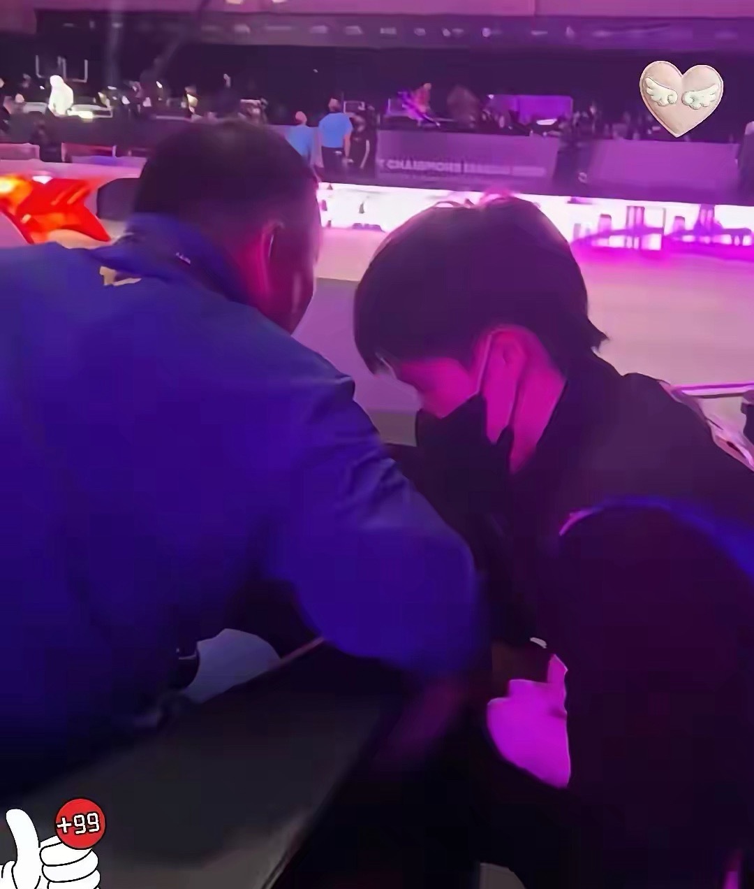 成都混团，其实刘国梁悄悄来过，朝王楚钦打了声招呼，大头乖乖跑过来，蹲着听刘导的教