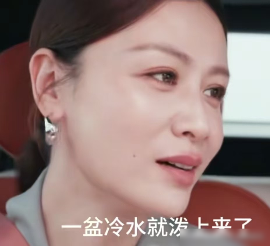 90万人在线看直播，卖茶具成交不到10单。叶一茜当场退了全额坑位费，对方还是不满意。她跟张泉灵复盘，