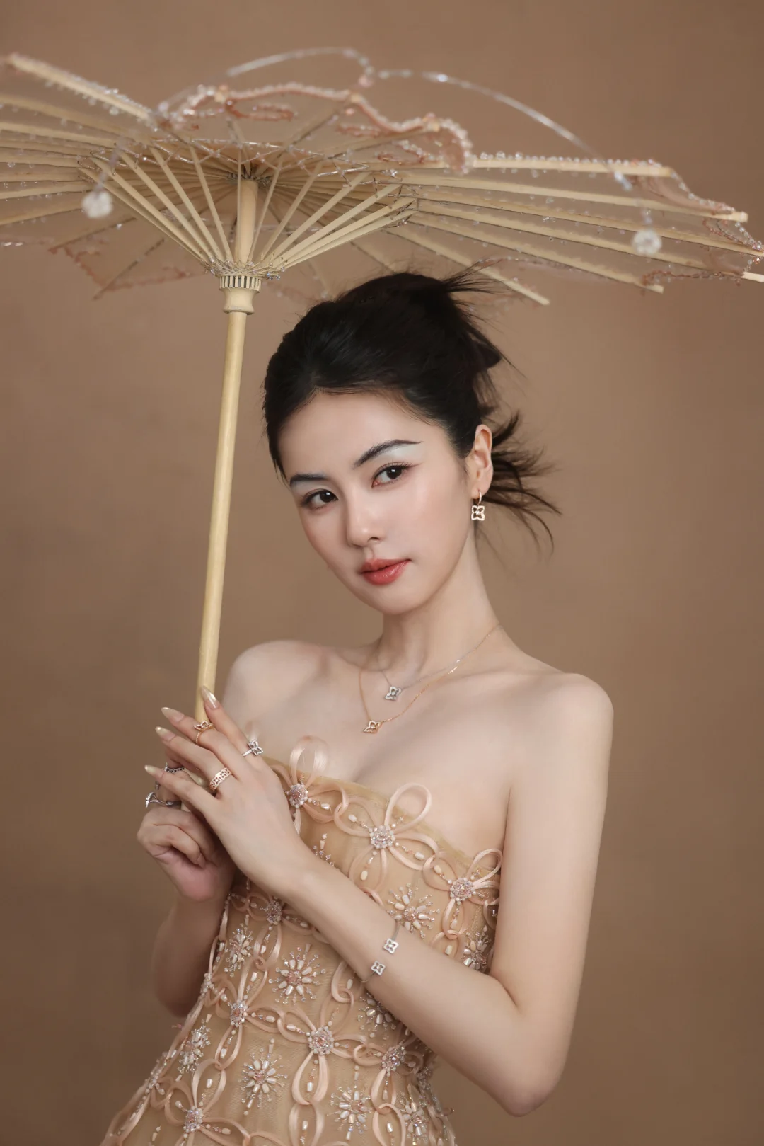 白鹿费加罗五月刊封面 鹿鹿时尚表现力绝了