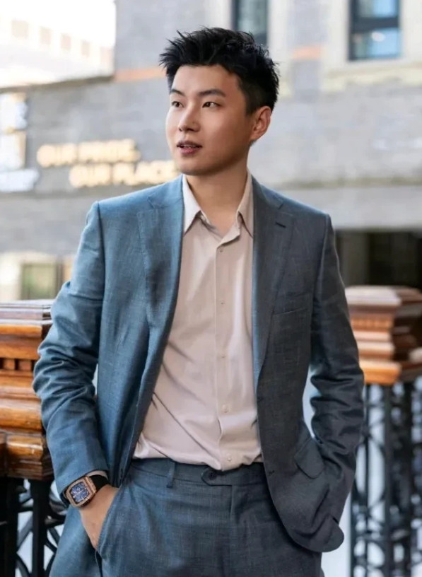 可以预测到这个赛季赵心童成绩会一般因为自从夺得世界赛冠军后他连续接到商业合