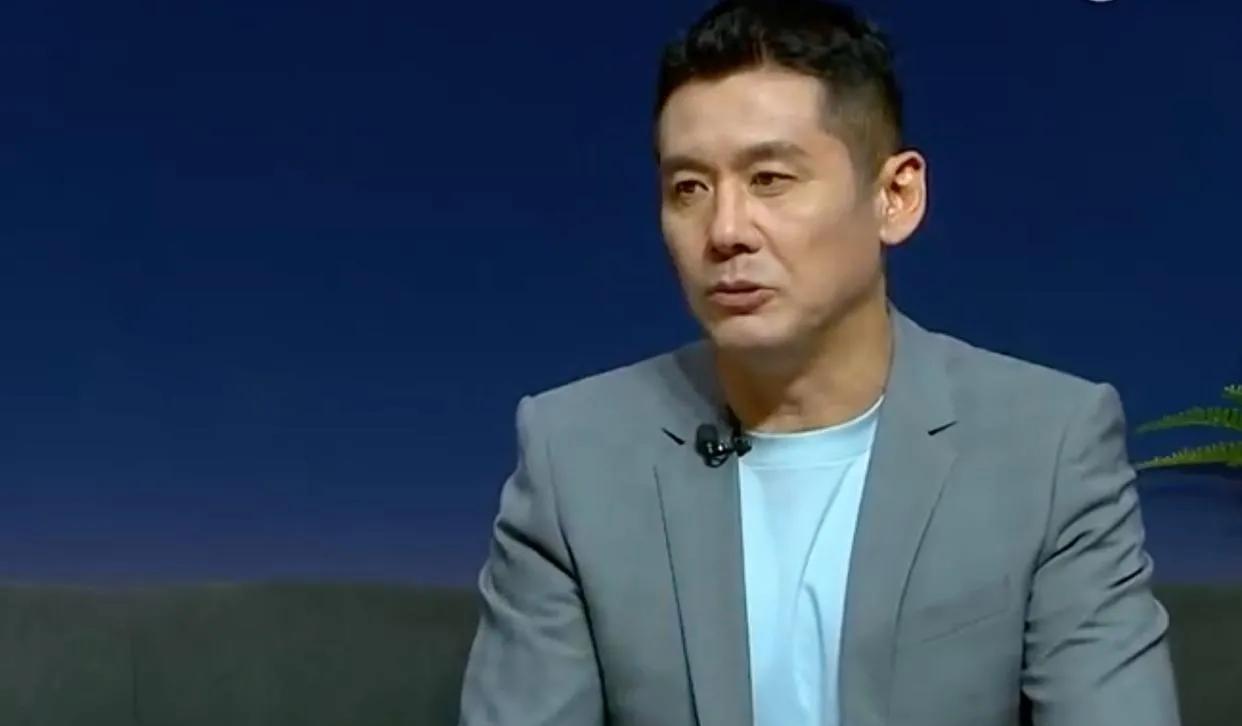 名宿杨晨努批国足球员态度和体能！首先说道态度，杨晨认为全场比赛后球员的衣服和裤子