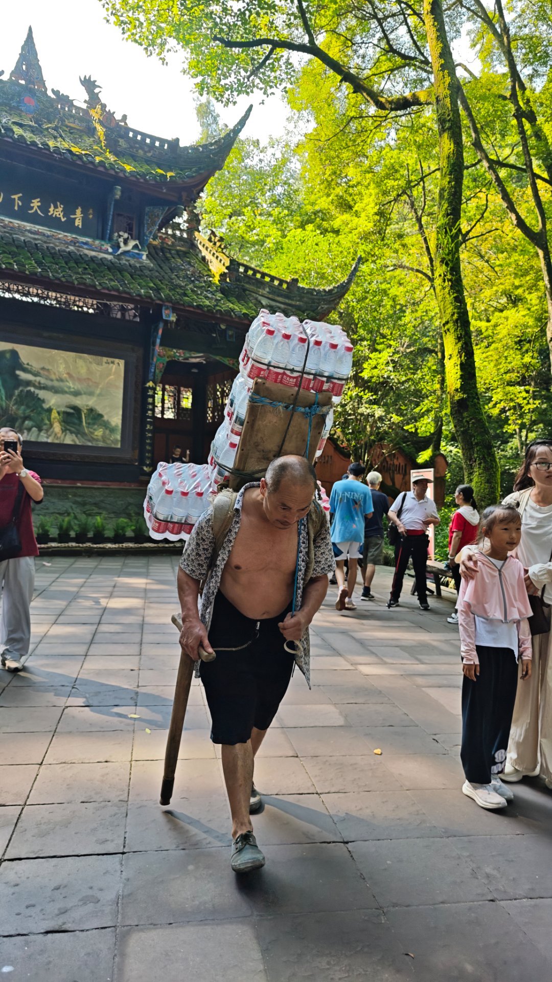 我走过去俯身问他：大哥，这样背一趟多少钱。大哥：几十块钱。我：具体多少钱？大哥满