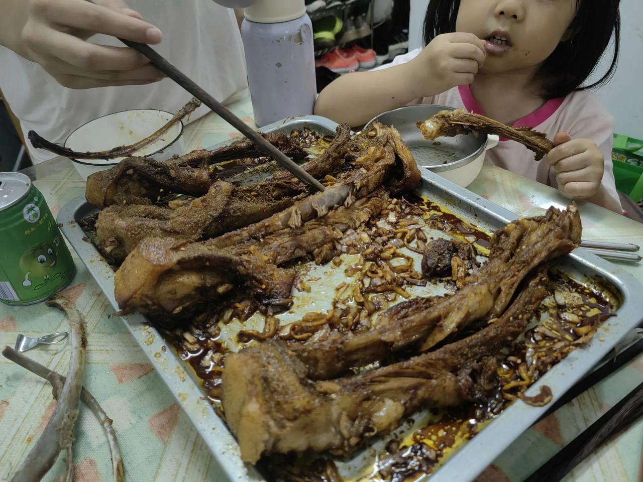 昨天晚上一顿饭，花了我一个月的养老金，老聂不但不心疼，反而很高兴。老聂买了一百