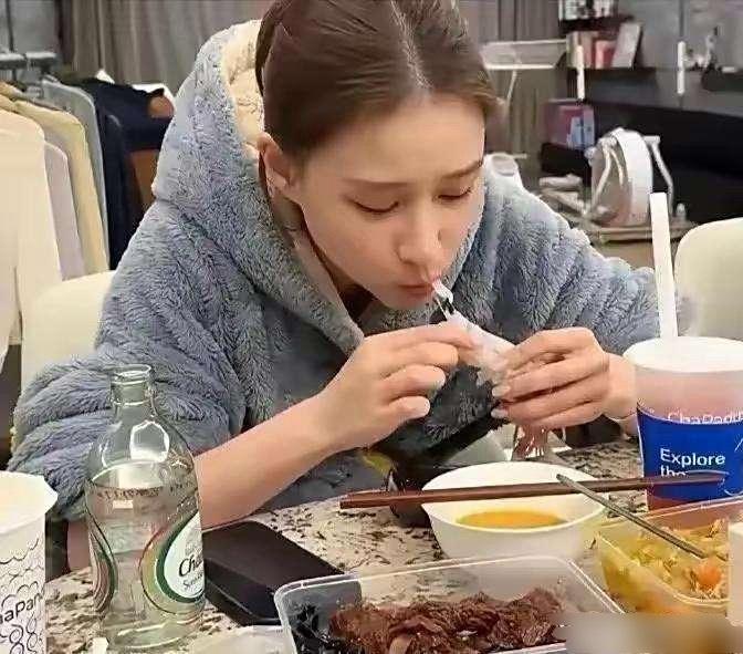 “何超莲这富炫得，让人竟然哑口无言🤫”​​​