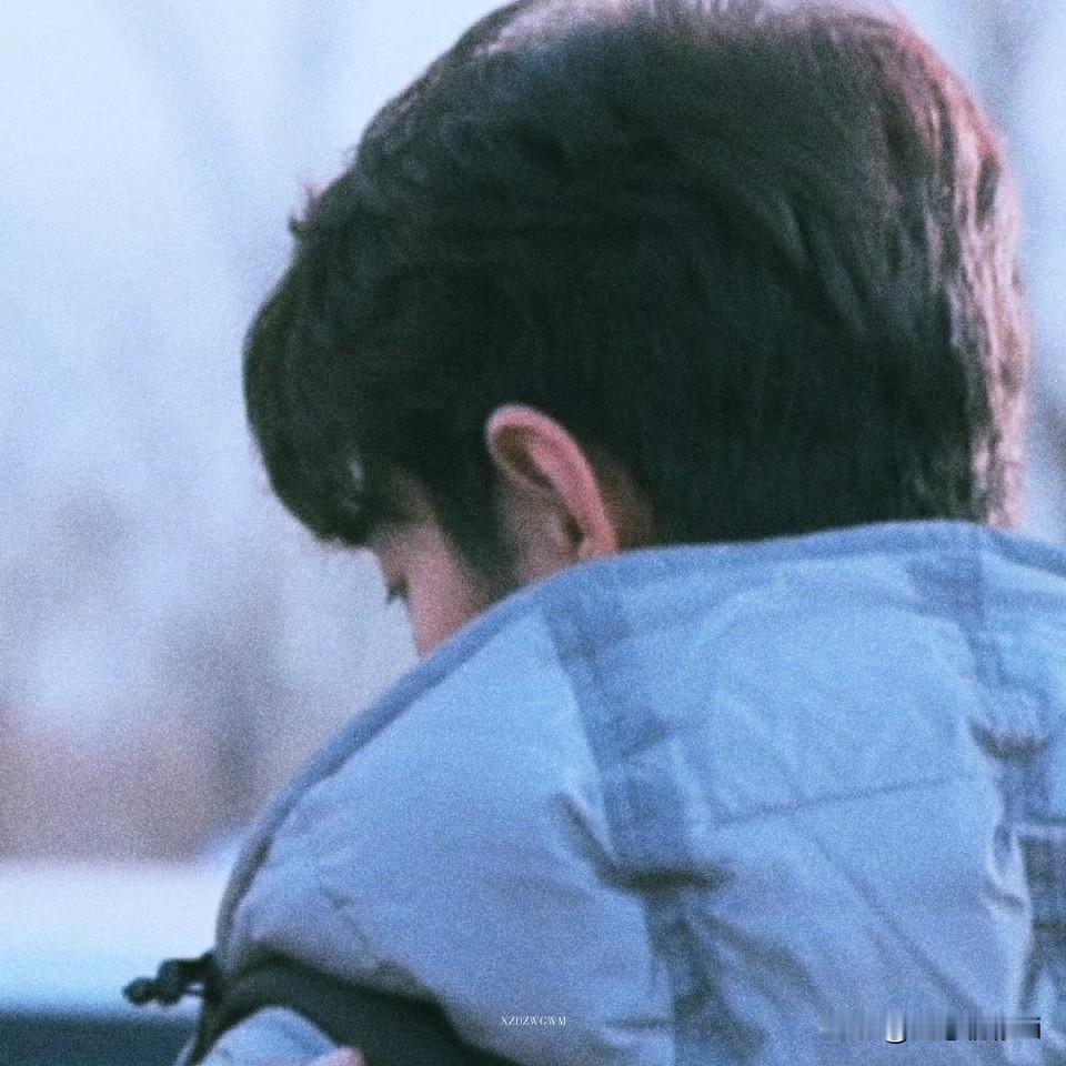 肖战新剧中的医生又是截然不同的气质风格，从天之骄子到跌入谷底，带着严重的心理创伤