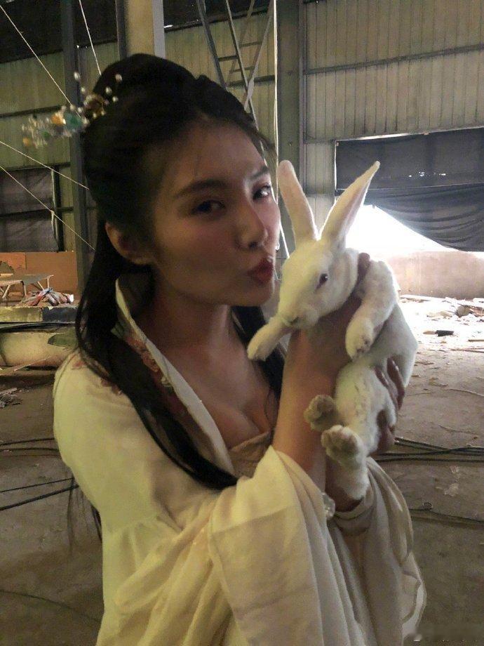 徐冬冬再扮嫦娥好像小的时候看的神话电影里面的嫦娥仙子了呀，我们的徐冬冬再扮嫦娥