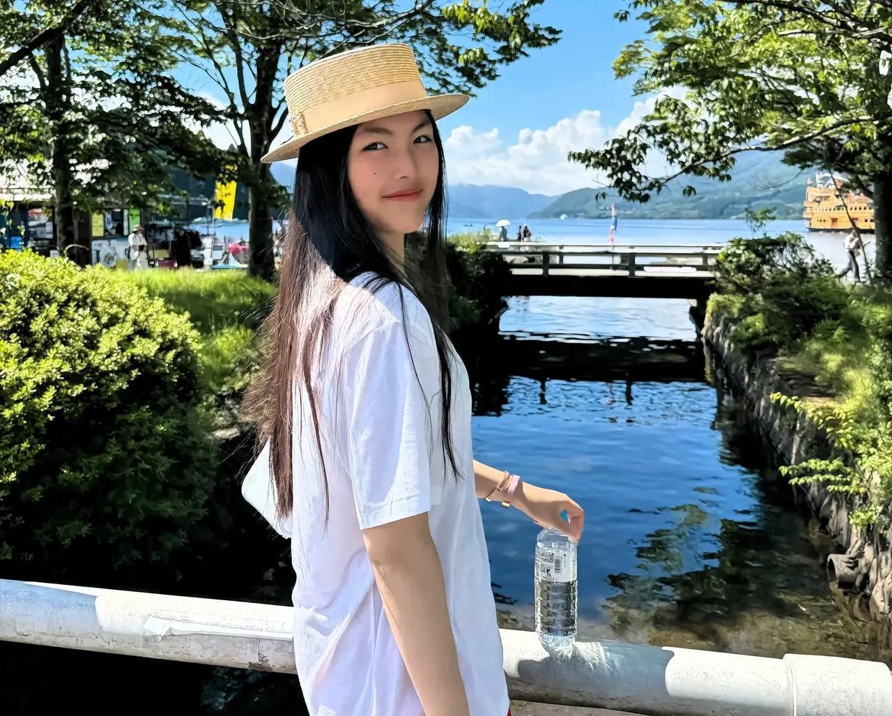 李湘深夜晒出和女儿日本之行，王诗龄在妈妈的镜头中好自信明媚！其实有这样的一个母亲