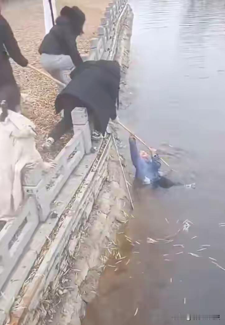 为何总是在水边玩？2025年12月23日河南长垣市人工河渠，孩子在岸边玩耍不