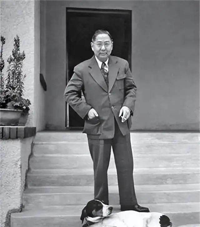 1949年12月10日，蒋介石离开成都飞往台湾，在最后逃离的时候，他并没有通知孙