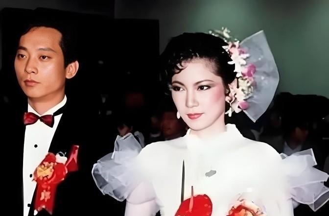 1985年，叛逃到台湾的空军飞行员萧天润和台湾美女张德芬结婚，他不光得到了台湾奖