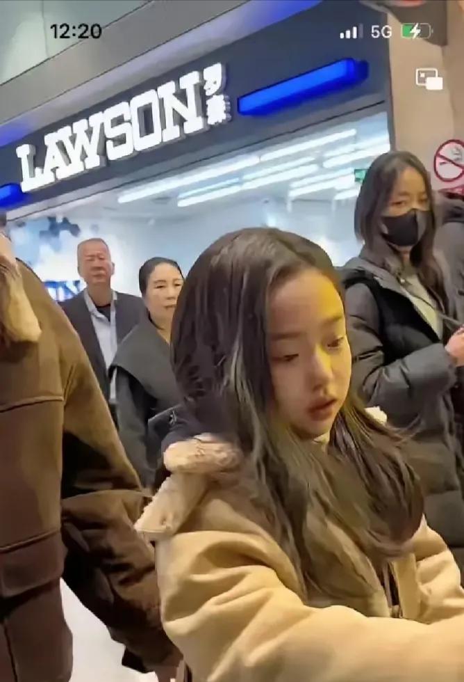 别骂董璇了，她可能是最清醒的那个妈。当别的家长还在纠结孩子作业时，董璇已经推着