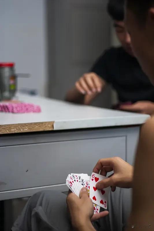 节前最后两个交易日，就好比“斗地主”，大家说好最后两把了。赢得多的，追求稳，