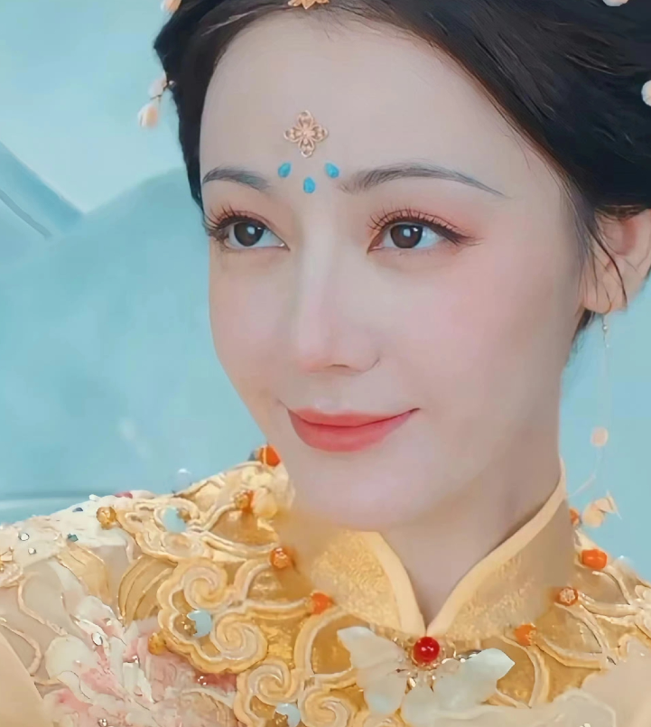 不知道你们在尬吹什么你自己认真看看到底好不好看我承认迪丽热巴现代装很好看