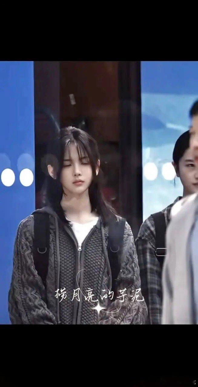 杨超越真的是老天爷赏饭吃吧，瘦的很适合，五官就更立体了，完全的美女来着今天是太阳