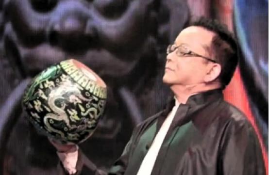 脸都打肿了！新华社这回算是直接把那个遮羞布给掀开了。当初那一帮子专家信誓旦旦说