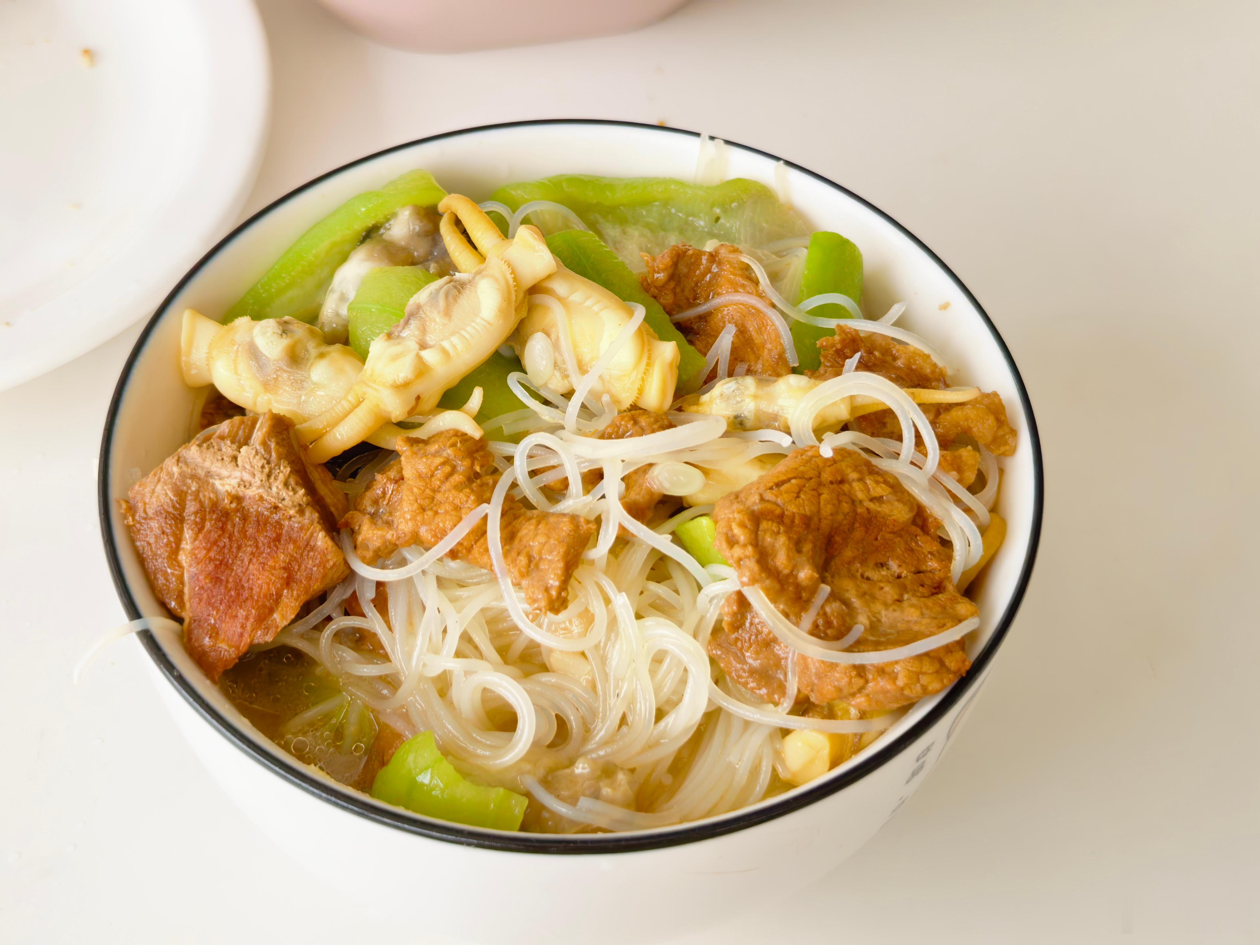 小林麻麻煮的米粉，吃了半天，米粉丝毫没有受到任何伤害，料也太多了...​​​