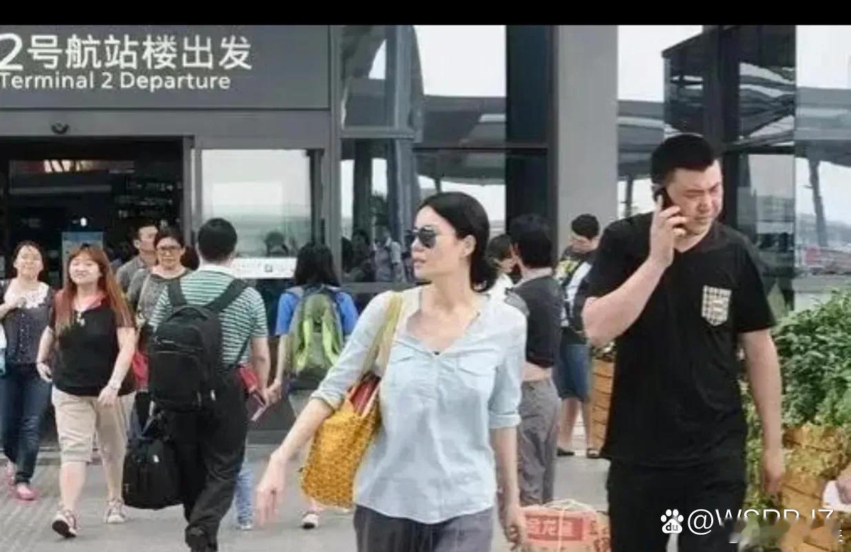 谁能不被王菲的机场状态折服！简约造型自带清冷氛围感，一举一动都透着独特韵味，不得