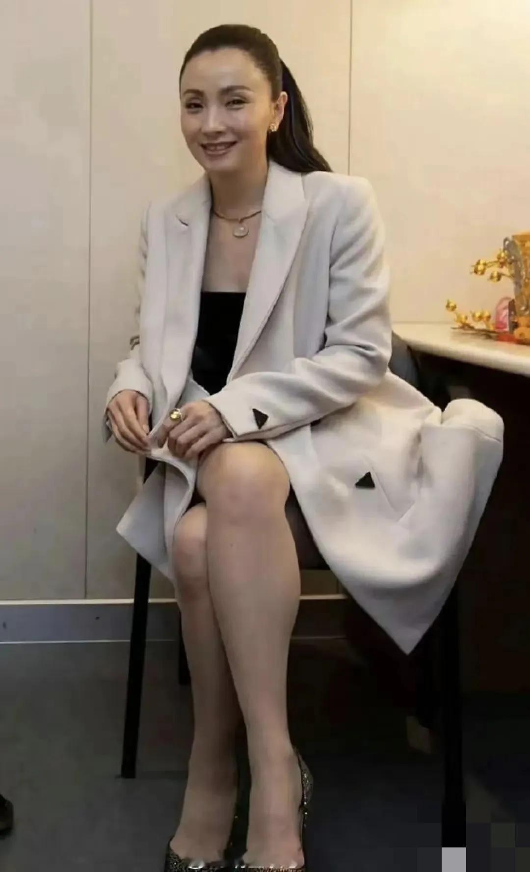 当过运动员练过花样游泳的美丽就是不一样，陶虹小姐姐笑容超甜，白西装搭配黑裙子，优