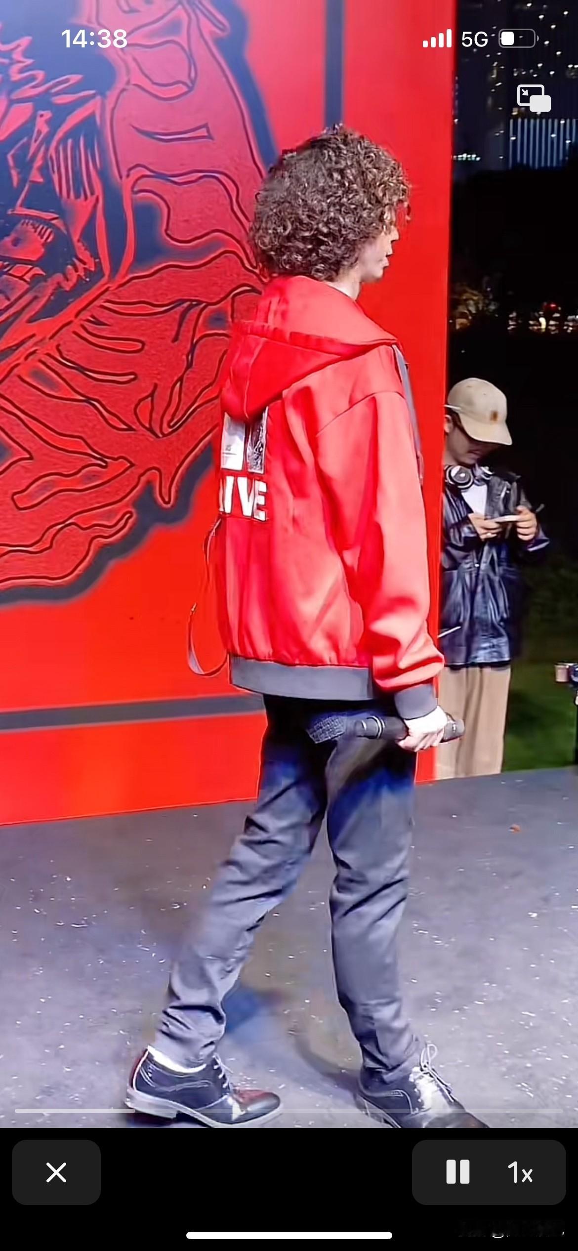 庞麦郎老师一直想不通人们为什么不喜欢他的歌，是不是单调没有灵魂，重重复复的。