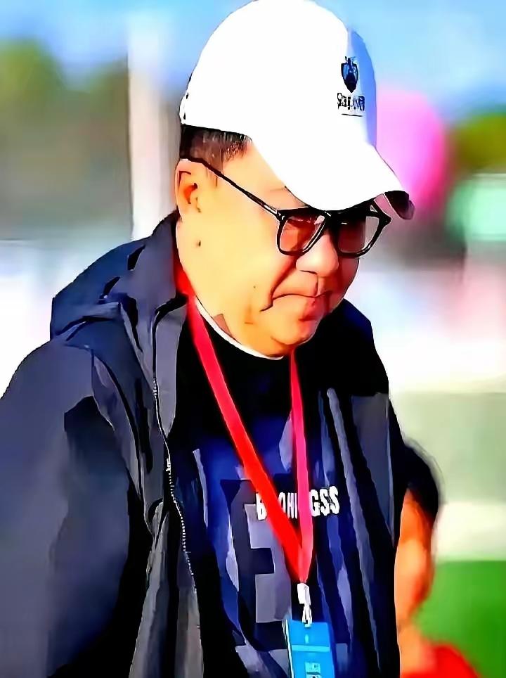 董路当场取消了戴佑泽所有海外比赛资格，让他收拾行李滚蛋。​这小子前场丢球，队友