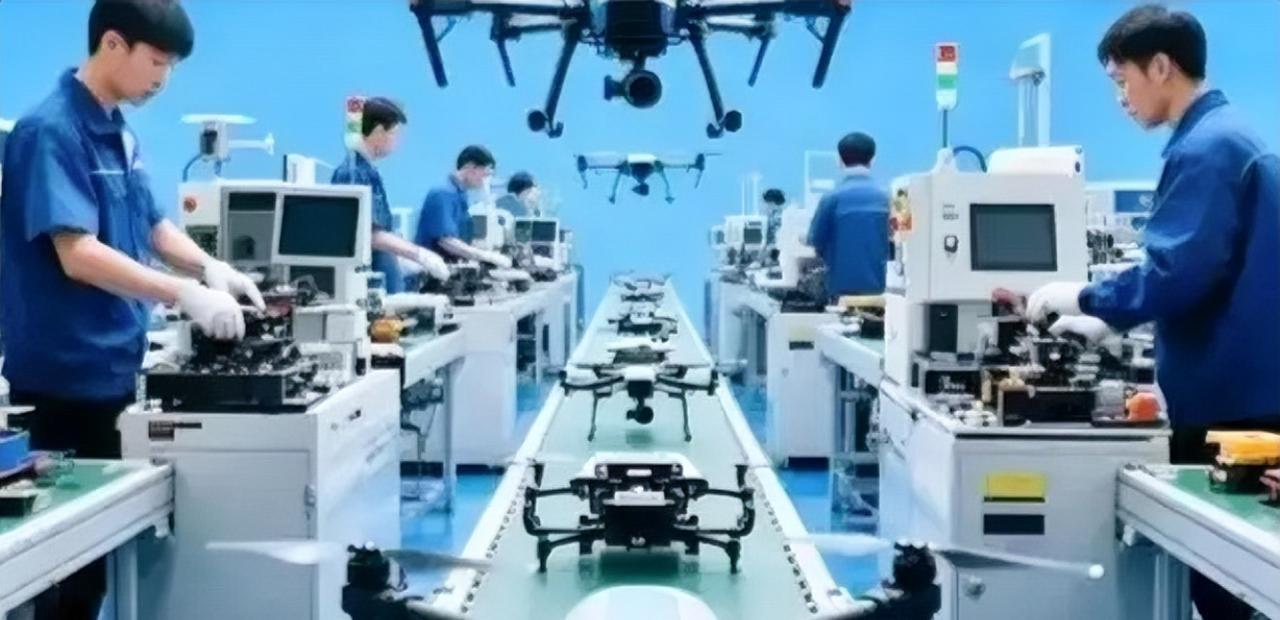 50万架无人机月产能震撼全球！美国紧急撤回限制，中国工业‘铁锹’如何挑战西方‘银勺’？