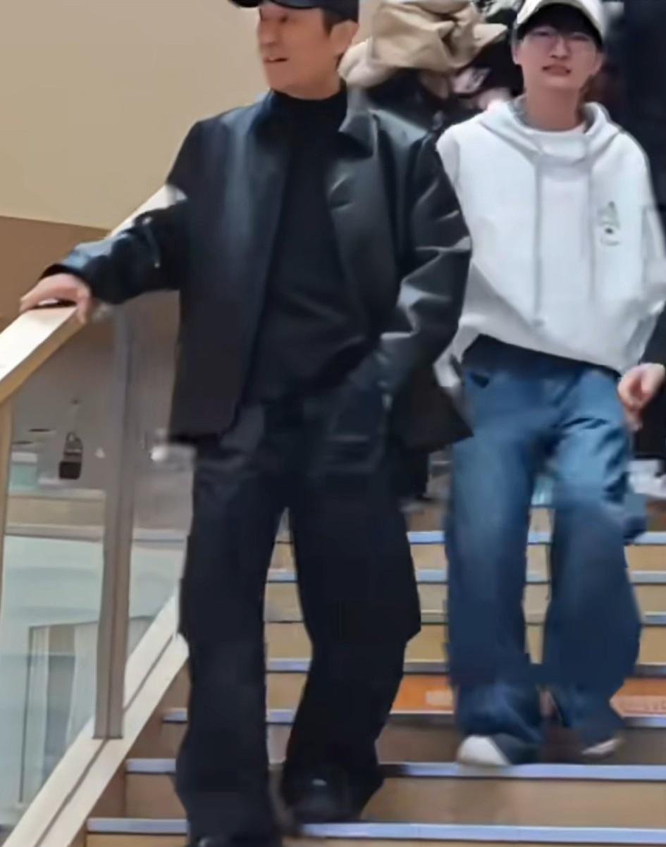 75岁的张艺谋，跟陈凯歌、冯小刚站在一起，凭什么就他一个，脸上没有一丝暮气？都