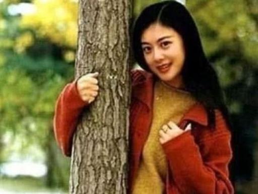 放着央视王牌主持身份不要！央视才女姜丰曾高调宣称舍弃中国国籍，执意远嫁英国富豪，