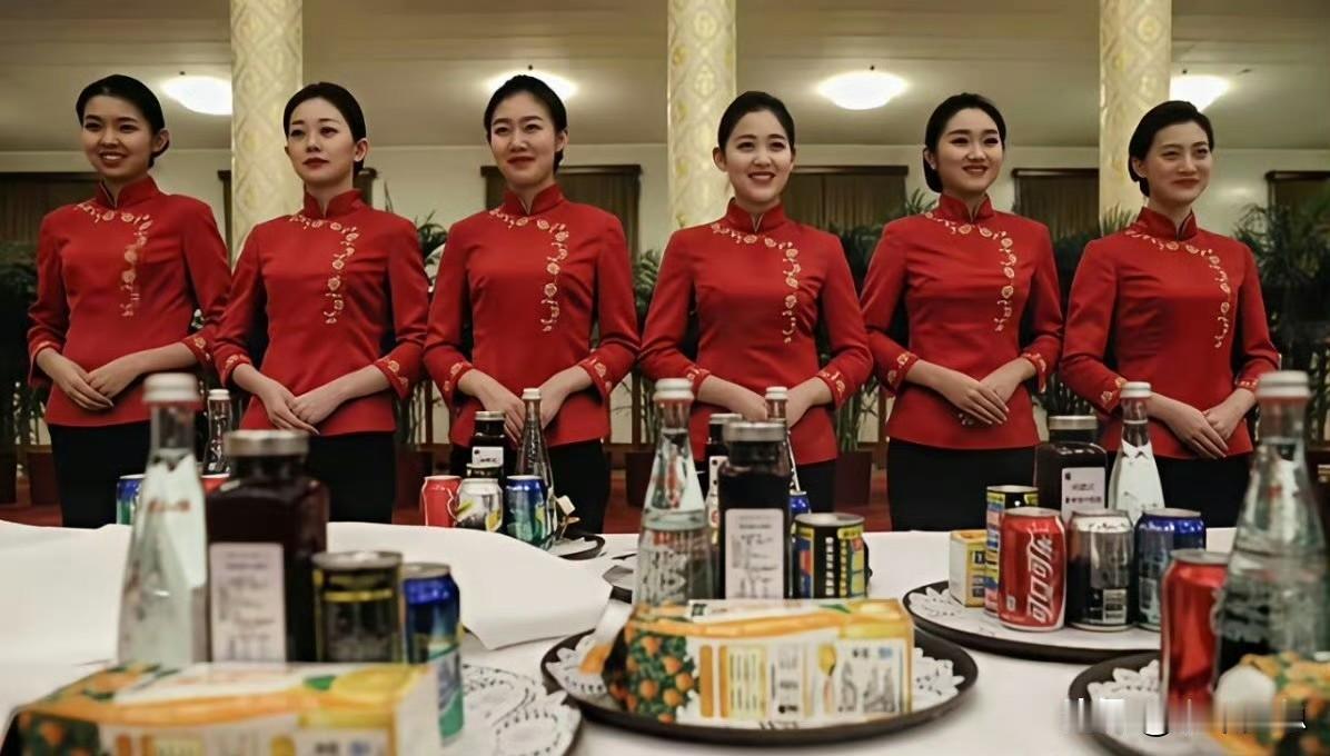 这是人民大会堂国宴上的服务员。不愧是国家严选，长相看着都很大气[赞]