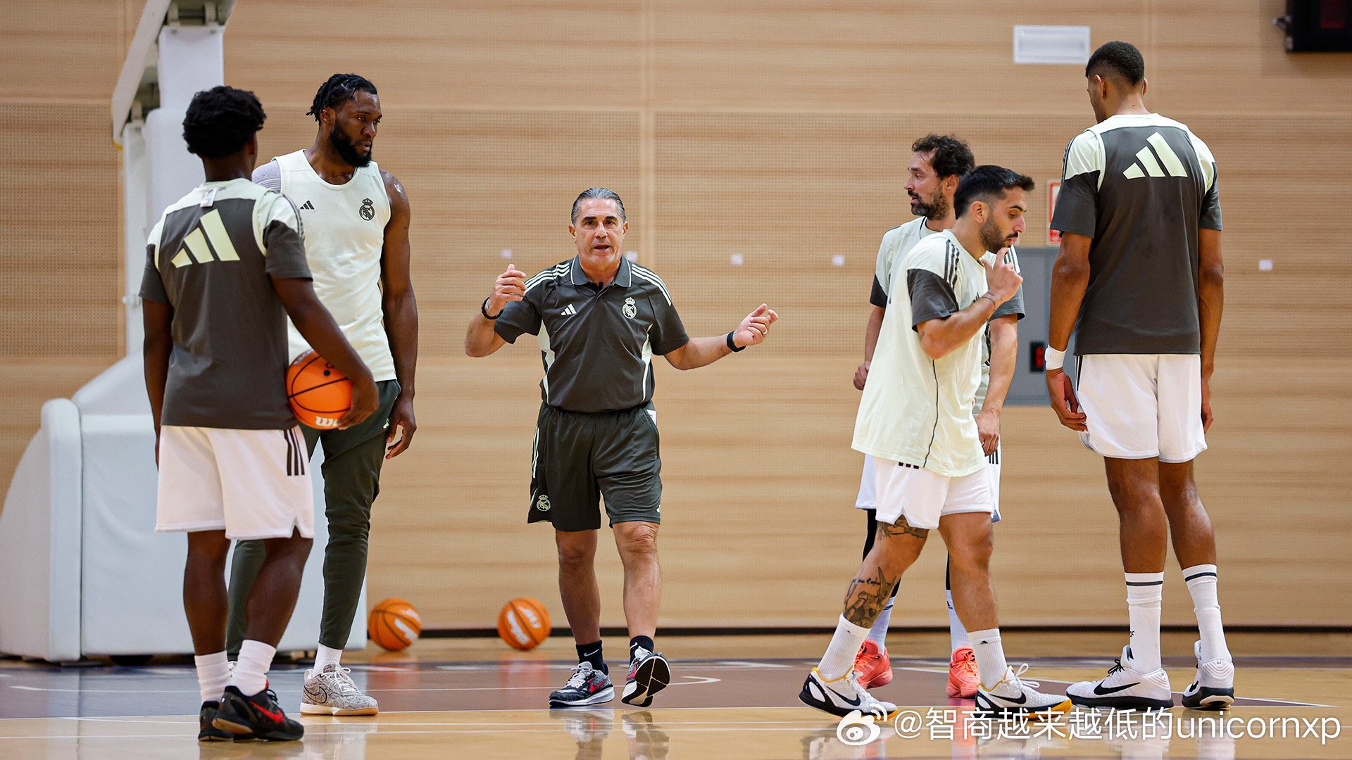加入皇马后斯卡利奥洛正式带队训练欧洲篮球fiba欧锦赛​​​