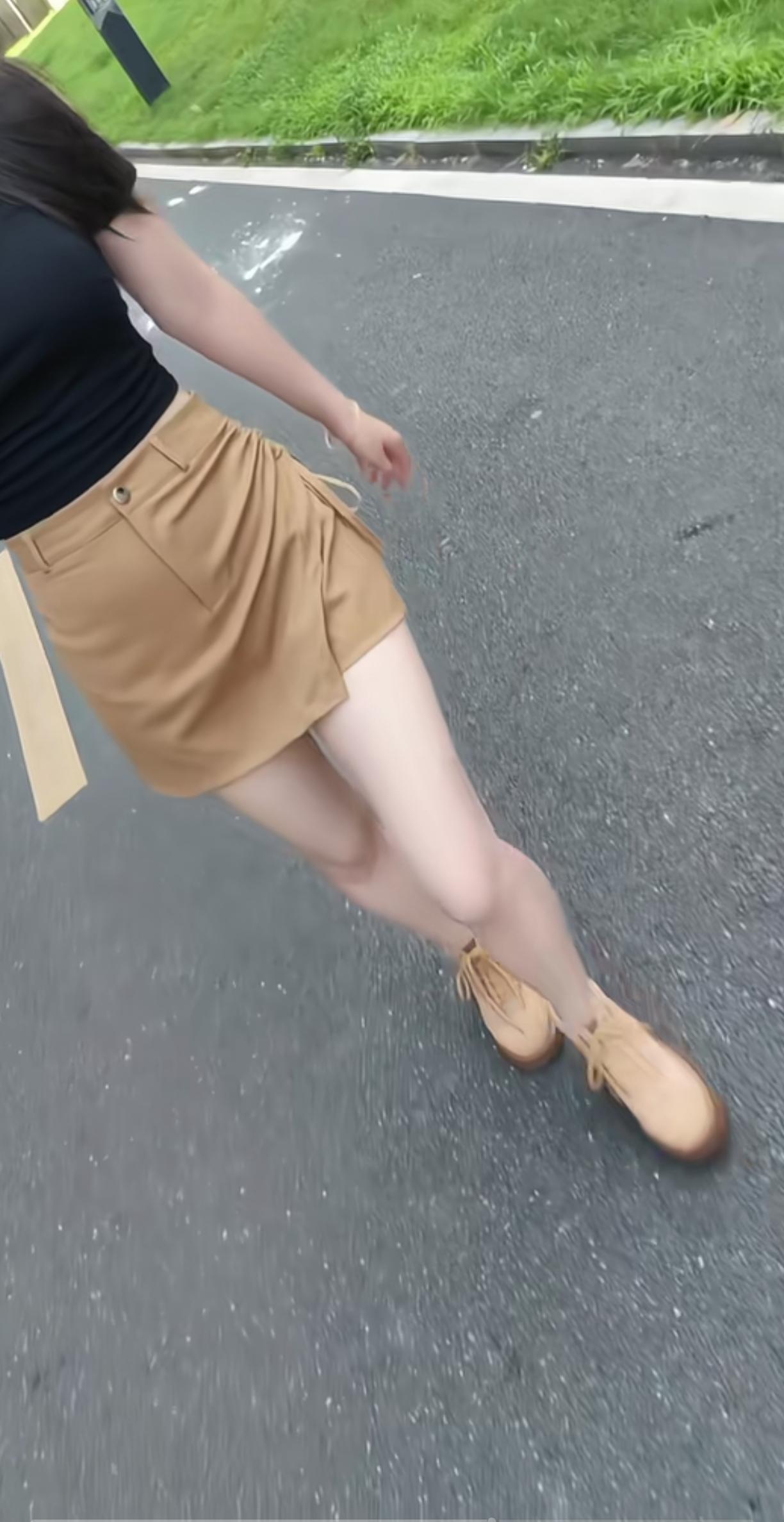 美式咖牛仔短裙搭鞋可以试试这几种～厚底马丁靴复古街头，白色板鞋清爽减龄，厚底乐福