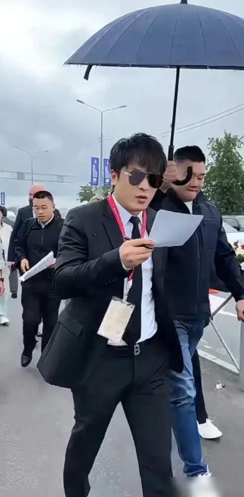 辛巴成为辛选集团幕后的操盘手了。真正的布局才开始。以前辛巴自己带走徒弟直播,偶