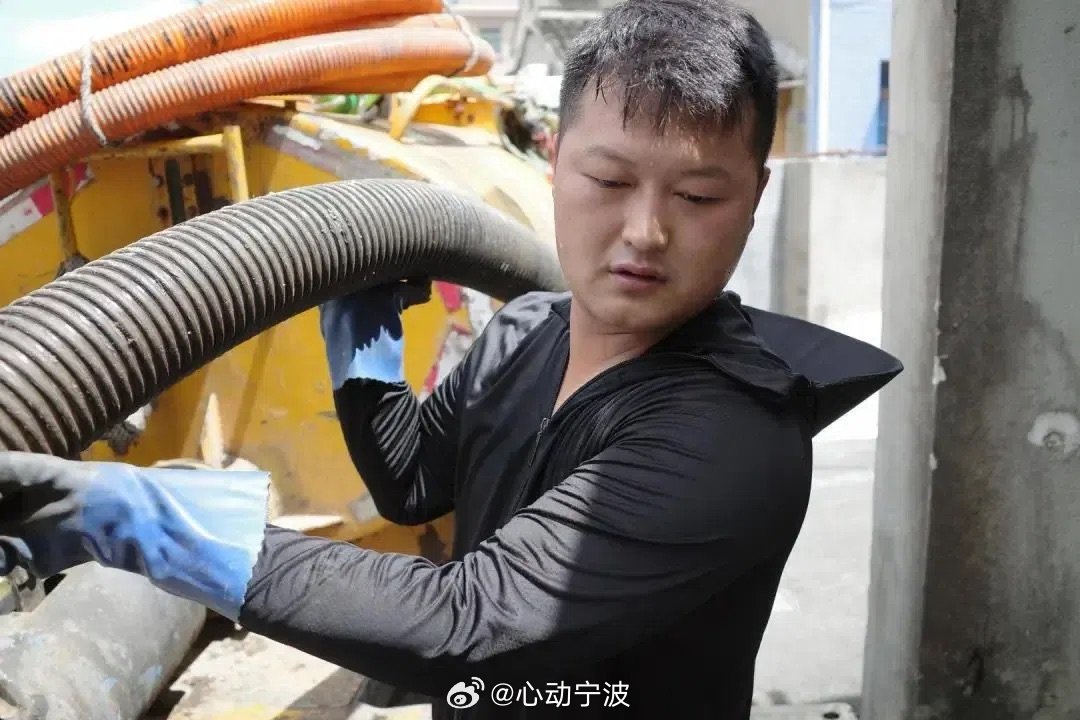 吸粪车婚车队全球第一个3月28日，宁波慈溪95后小伙潘浩男结婚，用9辆吸粪车加