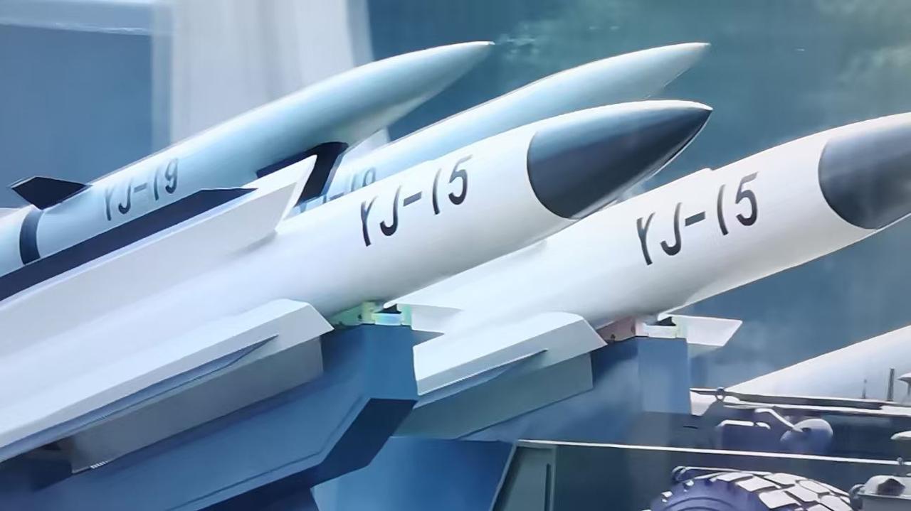 在国内官媒的报道中，重型四代半战斗机歼-16曾被飞行员誉为“一款没有短板的飞机”