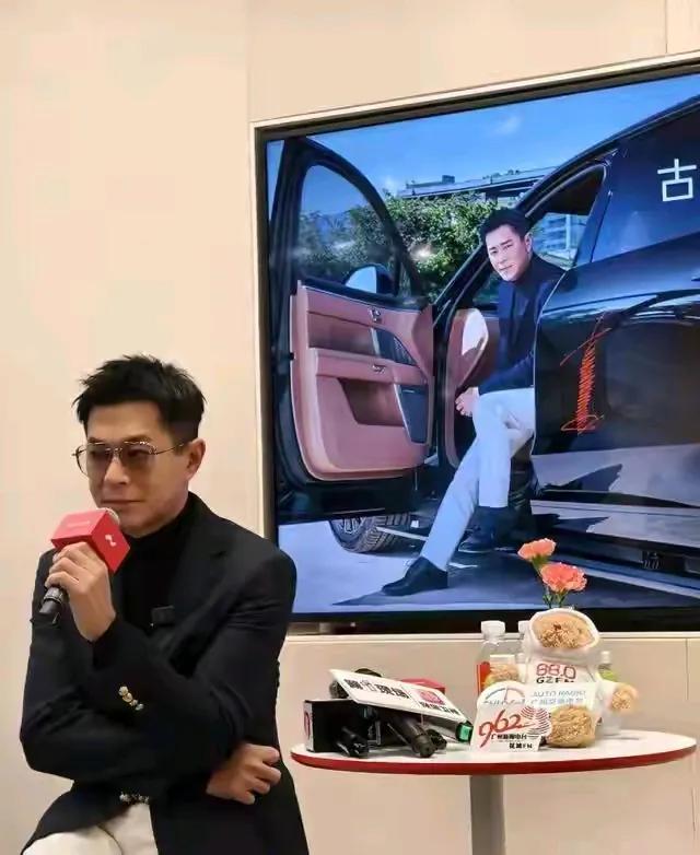 揭秘古董车背后的故事，带你领略经典与现代的碰撞！