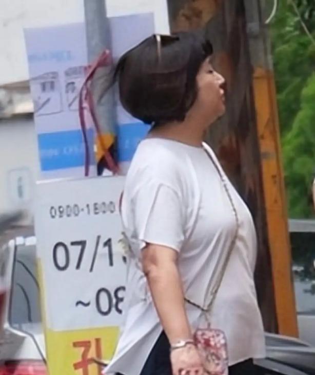 44岁Selina“任家萱”接孩子放学，胖了五十斤身材浮肿，变化好大完全