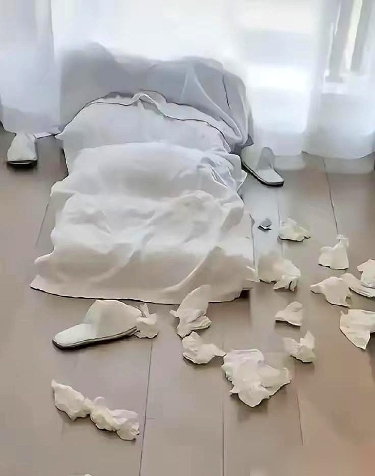 三男一女，一个四小时的钟点房。​退房后，保洁大姐推开门，人都傻了。​用过