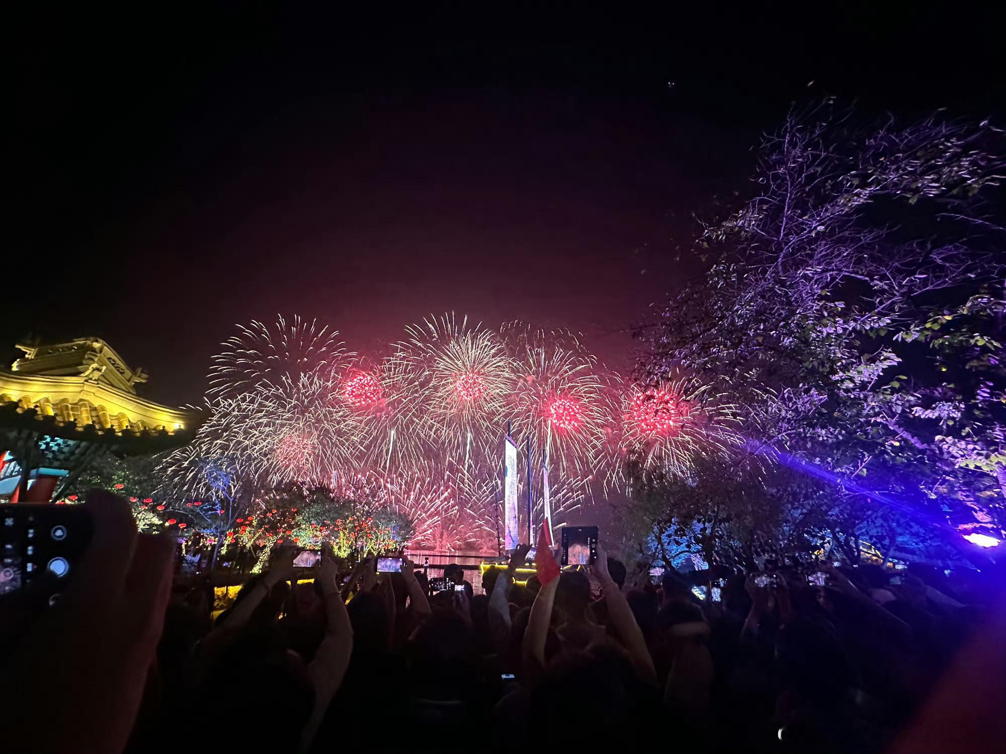 无锡烟花下万人歌唱祖国好震撼无锡鼋头渚烟花下万人歌唱祖国无锡烟花大会太绝！满天