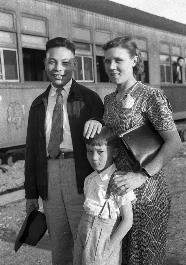 蒋经国拒认私生子，蒋介石盼其认回，蒋经国含泪跪求：最好不要，维持现状。很多