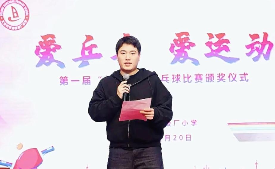 原来梁靖崑也有不敢怠慢的事梁靖崑参加儿子凉皮学校的活动，儿子凉皮得了冠军，