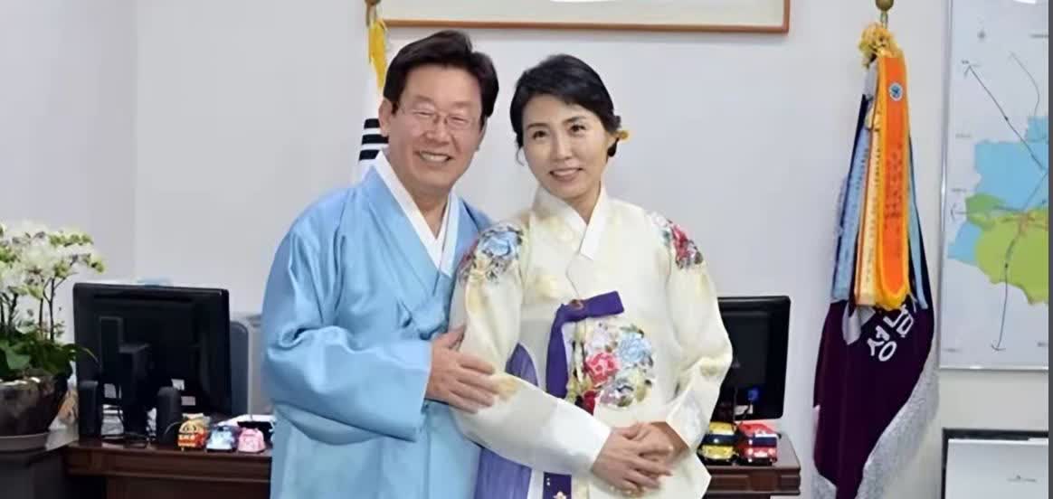 年轻时的李在明白面书生帅气的小哥哥媳妇漂亮大方怀中的婴儿聪明可爱