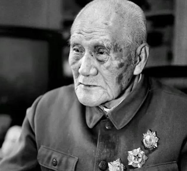 1940年秋天，毛主席去食堂时，突然一个人拎着木棍朝毛主席后脑勺砸去，千钧一发之