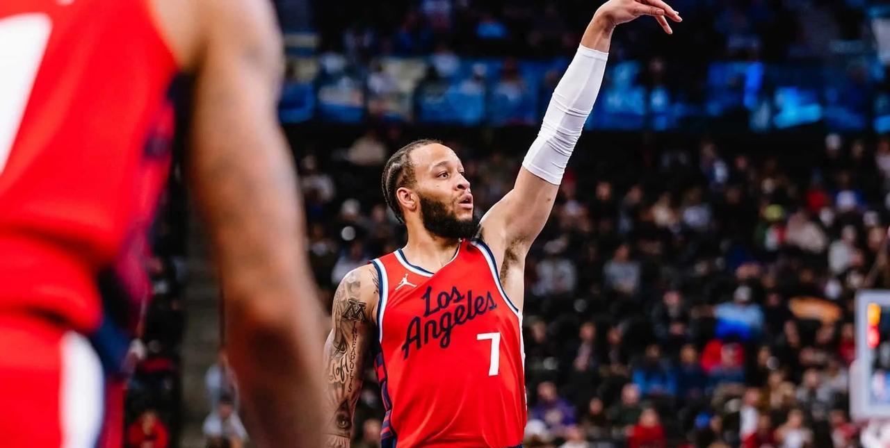 NBA记者JakeWeinbach发推，谈到了目前市场上无人问津的侧翼球员阿米