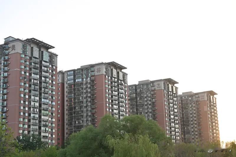 北京出台楼市利好，其实是情理之中的事。别看今年北京二手房成交量数据尚可，中介整