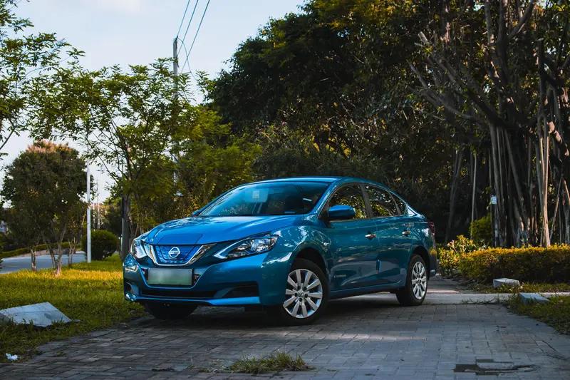 选轩逸还是卡罗拉，还得看需求。安全方面，卡罗拉全系标配8安全气囊和TSS3.